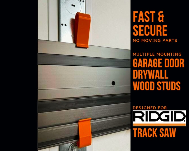 Pu&ograve; includere: Una guida per sega a binario argentata con clip arancioni. La guida &egrave; montata su una parete e il testo "FAST & SECURE NO MOVING PARTS" &egrave; stampato sopra la guida. Il testo "MULTIPLE MOUNTING GARAGE DOOR DRYWALL WOOD STUDS" &egrave; stampato sotto la guida. Il testo "DESIGNED FOR RIDGID TRACK SAW" &egrave; stampato sotto la guida.