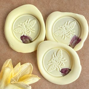 Fabriqué en Nouvelle-Zélande - Lot de 10 - Cachets de cire abeille et pétales de rose. Sceaux de cire pressés pétales de rose. Cachets de cire auto-adhésifs.