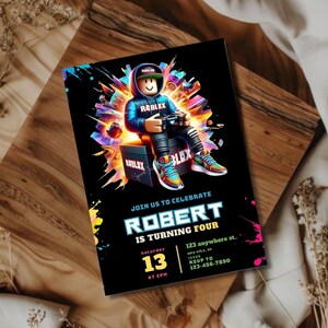 K&ouml;nnte beinhalten: Schwarze Einladungskarte mit Roblox-Motiv. Sie zeigt eine Cartoon-Figur in einem blauen Kapuzenpullover mit einem Gamecontroller. Der Text lautet: "Feiern Sie mit uns, Robert wird vier Jahre alt" mit Datum, Uhrzeit und RSVP-Informationen.