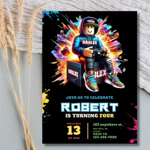 K&ouml;nnte beinhalten: Eine schwarze Geburtstagseinladung mit einer Roblox-Figur, die einen Gamecontroller h&auml;lt. Die Einladung enth&auml;lt den Text "Feiern Sie mit uns Robert wird vier" mit Datum, Uhrzeit und RSVP-Informationen. Bunte Akzente.