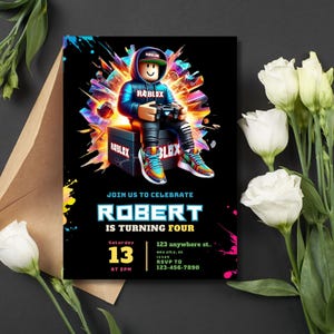 K&ouml;nnte beinhalten: Schwarze Geburtstagseinladung mit einer Roblox-Figur, die einen Gamecontroller h&auml;lt. Die Einladung lautet "Feiern Sie mit uns, Robert wird vier" mit Datum, Uhrzeit und Adressdetails. Bunte grafische Elemente umgeben das zentrale Bild.