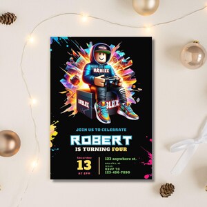 K&ouml;nnte beinhalten: Eine schwarze Geburtstagseinladung mit einer Roblox-Figur, die einen Gamecontroller h&auml;lt. Die Einladung lautet "Feiern Sie mit uns Roberts vierten Geburtstag" mit Veranstaltungsdetails. Bunte Farbspritzer und das Roblox-Logo sind ebenfalls zu sehen.