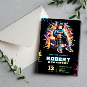 K&ouml;nnte beinhalten: Eine schwarze Geburtstagseinladung mit Roblox-Thema. Die Einladung zeigt eine Roblox-Figur, die einen Gamecontroller h&auml;lt, mit dem Text "ROBERT WIRD VIER". Enth&auml;lt Veranstaltungsdetails und RSVP-Informationen.