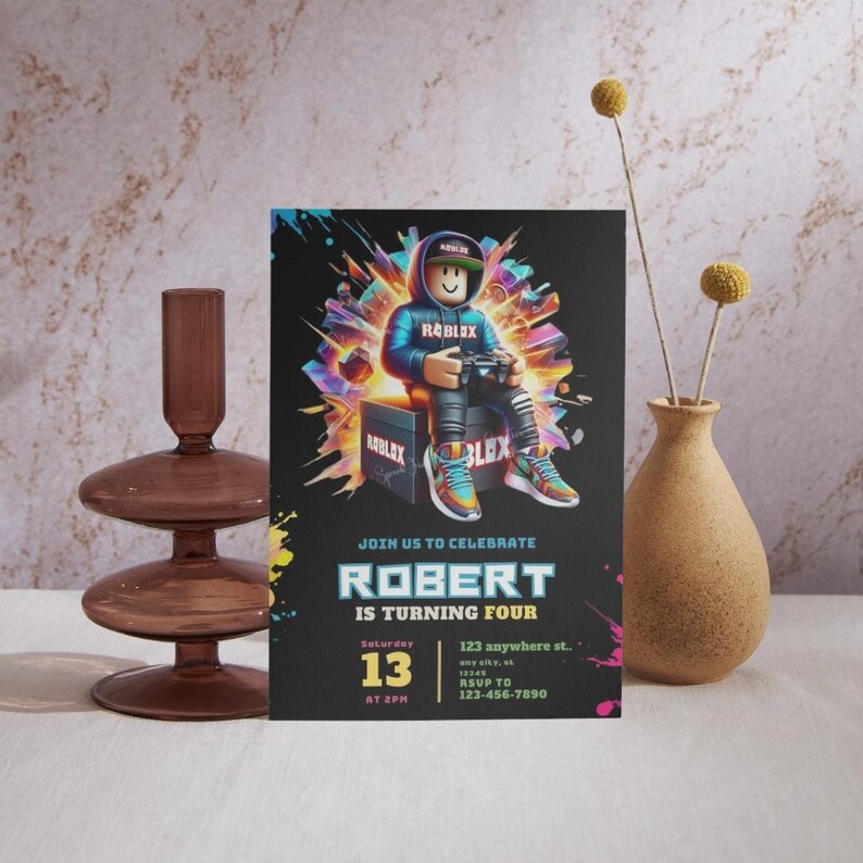 K&ouml;nnte beinhalten: Eine schwarze Einladungskarte mit einer Roblox-Figur, die einen Controller h&auml;lt. Die Karte verk&uuml;ndet "ROBERT WIRD VIER" mit den Party-Details. Bunte Farbspritzer und eine dekorative Vase sind im Hintergrund zu sehen.