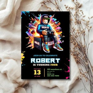 K&ouml;nnte beinhalten: Schwarze Einladungskarte mit einer Roblox-Figur, die einen Gamecontroller h&auml;lt. Die Karte enth&auml;lt den Text "Feiern Sie mit uns, Robert wird vier" mit Veranstaltungsdetails. Das Design integriert lebendige Farben und ein Gaming-Thema.
