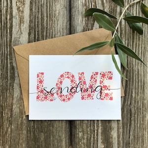 Postkarte "Sending love" / Blumen Floral Motiv Schriftzug / Lettern Grußkarte Karte / DIN A6 / Kraftpapier Umschlag / Print / Liebe Grüße