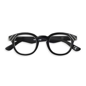 Könnte beinhalten: Schwarze Brille mit runden Gläsern und Verzierungen an den Bügeln. Die Brille hat ein klassisches Design mit einem Schlüssellochsteg und ist für den täglichen Gebrauch geeignet. Der Text "KAP Angels" ist auf dem Bügel aufgedruckt.