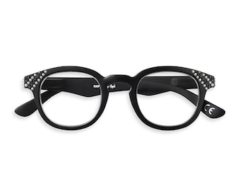 Könnte beinhalten: Schwarze Brille mit runden Gläsern und Verzierungen an den Bügeln. Die Brille hat ein klassisches Design mit einem Schlüssellochsteg und ist für den täglichen Gebrauch geeignet. Der Text "KAP Angels" ist auf dem Bügel aufgedruckt.