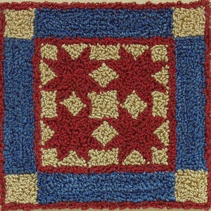Puede incluir: Una alfombra cuadrada con un patrón geométrico en rojo, dorado y azul. El centro de la alfombra presenta un patrón repetitivo de estrellas y diamantes.