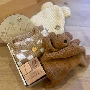 Bear Themed Baby Gift, Neutral Baby Shower Gift, Neutral Boy Baby Gift, Boy Gift for New Mom, Gift Box Baby Bow, Newborn Gift Set.