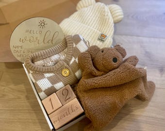 Prezent dla dziecka z motywem niedźwiedzia, neutralny prezent na baby shower, neutralny prezent dla chłopca, prezent dla chłopca dla nowej mamy, pudełko prezentowe z kokardą dla dziecka, zestaw prezentowy dla noworodka.