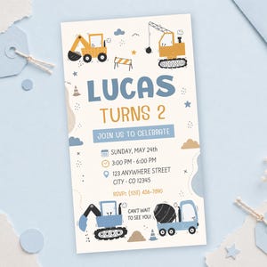 Puede incluir: Una invitación de cumpleaños con temática de construcción. La invitación presenta ilustraciones de vehículos de construcción, el nombre "LUCAS TURNS 2" y detalles del evento. La combinación de colores incluye azul, amarillo y beige.