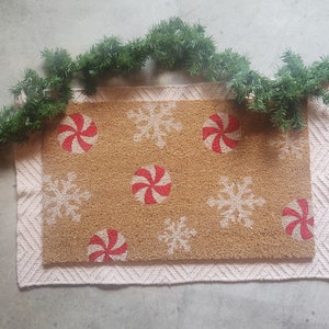 vit juldörrmatta med pepparmynta-snöflinga, dörrmatta med polkagrisgränd, dörrmatta med julgodis, röd och vit dörrmatta, festlig julmatta bild 2