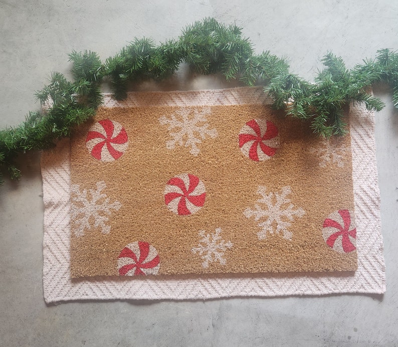 vit juldörrmatta med pepparmynta-snöflinga, dörrmatta med polkagrisgränd, dörrmatta med julgodis, röd och vit dörrmatta, festlig julmatta bild 2