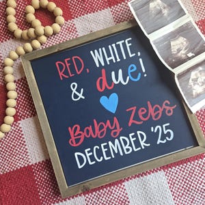 Anuncio de embarazo en rojo, blanco y fecha de nacimiento, anuncio del bebé número 2, anuncio de embarazo del 4 de julio, bebé con letras a mano y estrellas