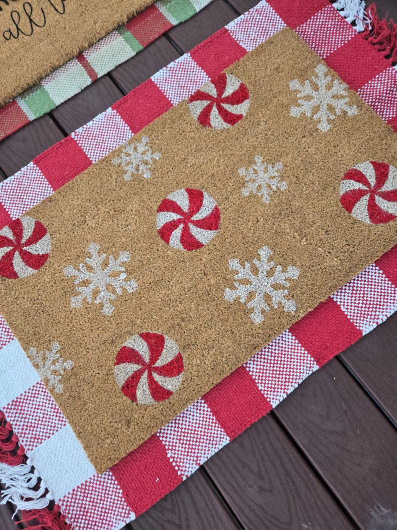 vit juldörrmatta med pepparmynta-snöflinga, dörrmatta med polkagrisgränd, dörrmatta med julgodis, röd och vit dörrmatta, festlig julmatta bild 1