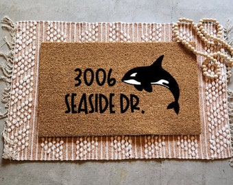 zerbino orca killer whale, tappetino per indirizzi personalizzato della casa sulla spiaggia, zerbino per marcatori di casa, arredamento costiero airbnb, zerbino da spiaggia, zerbino dell'Alaska