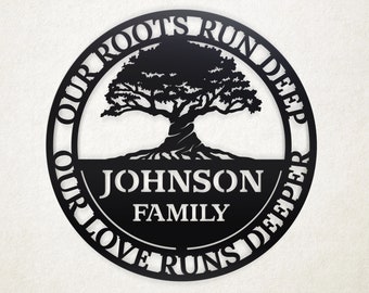 Könnte beinhalten: Schwarze Metall-Wandkunst für den Familienstammbaum. Das Design zeigt einen Baum mit den Worten "Our Roots Run Deep, Our Love Runs Deeper", die den Baum umkreisen. Der Familienname "Johnson Family" ist darunter zentriert.