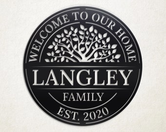 Könnte beinhalten: Rundes Schild aus schwarzem Metall mit einem weißen Baumdesign und dem Text "Willkommen in unserem Zuhause Langley Family Est. 2020".