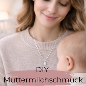 Peut inclure: Un collier en argent avec un pendentif en forme de goutte au centre blanc laiteux. Le texte "DIY Muttermilchschmuck" est imprimé en noir sur un graphique en forme de coup de pinceau rose poudré au bas de l'image.