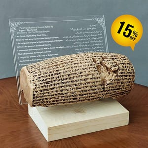 Réplica del Cilindro de Ciro con traducción al inglés y al persa / Reproducción de artefacto histórico