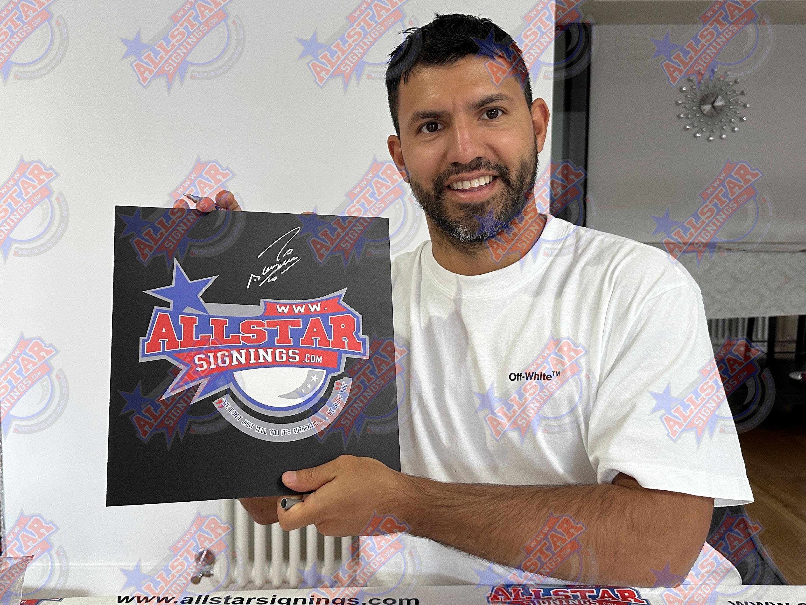 セルヒオ・アグエロのサイン入り、額入りのマンチェスター・シティ写真