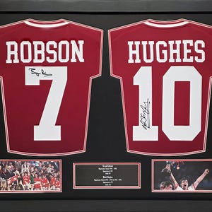 Bryan Robson und Mark Hugos signierte und gerahmte Manchester United Shirts mit COA & Fotobeweis