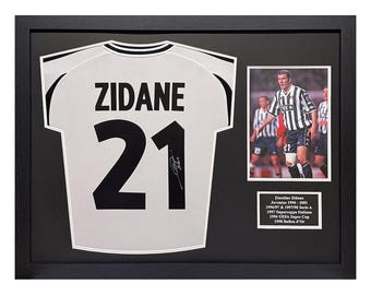 Camiseta de la Juventus firmada por Zinedine Zidane, enmarcada, con certificado de autenticidad y prueba fotográfica.