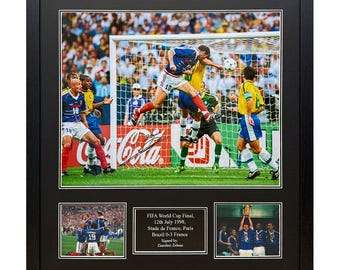 Foto del gol de Zinedine Zidane en la final del Mundial de 1998, firmada y enmarcada, con certificado de autenticidad y prueba fotográfica.