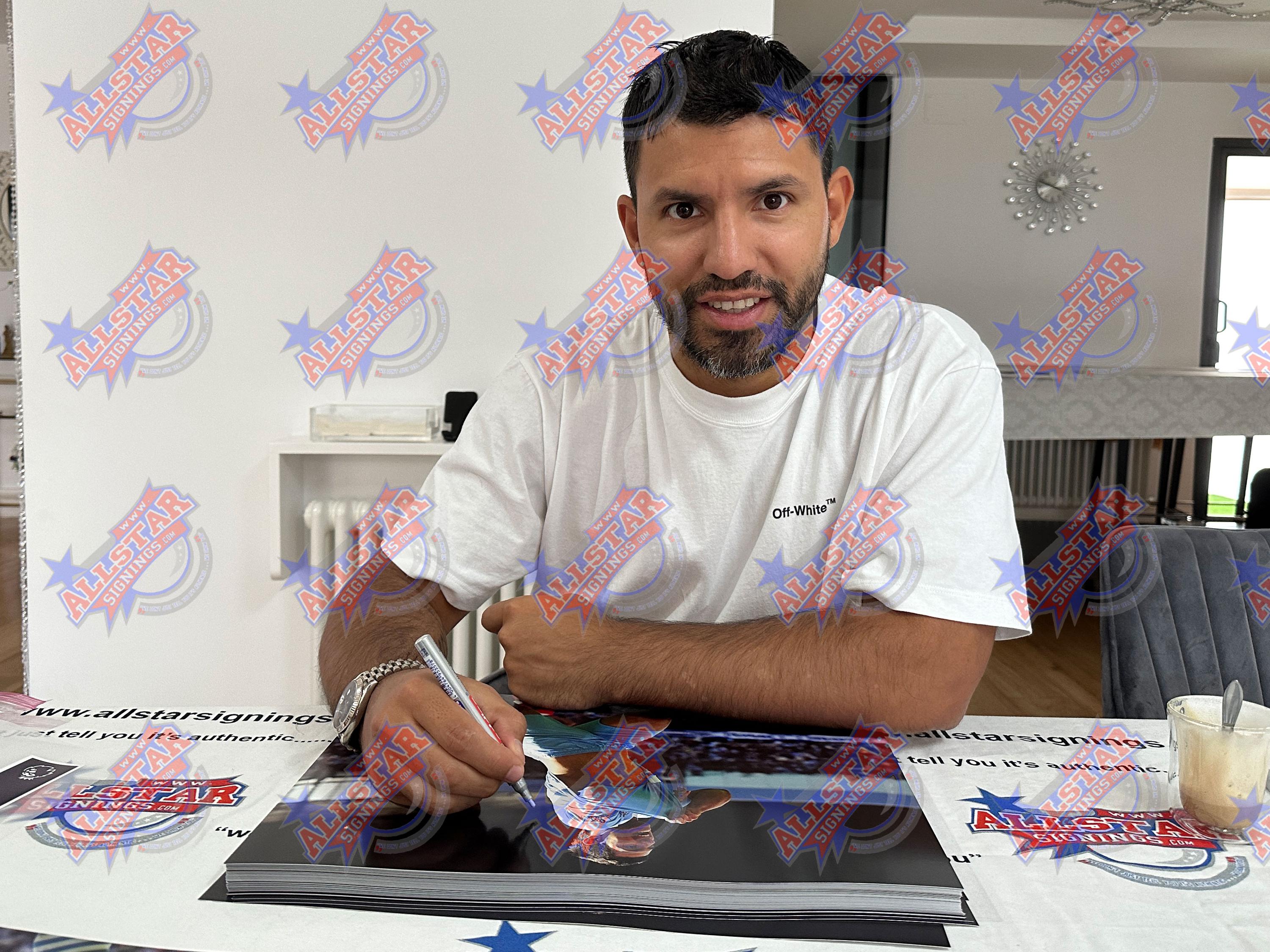 セルヒオ・アグエロのサイン入り、額入りのマンチェスター・シティ写真