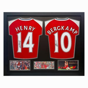 Thierry Henry en Dennis Bergkamp gesigneerde en ingelijste Arsenal-shirts met COA en fotobewijs