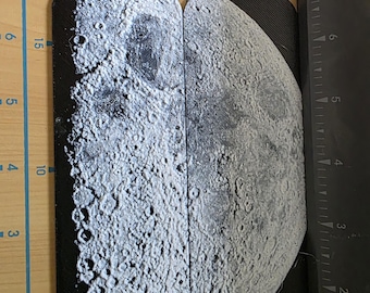 Juego de 2 marcapáginas texturizados en forma de media luna, color blanco y negro.