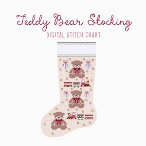 Puede incluir: Un gráfico de puntada digital para un calcetín de oso de peluche. El calcetín beige presenta osos de peluche marrones con lazos rojos, trenes de juguete rojos y verdes y cajas de regalo. El texto "Teddy Bear Stocking" y "Digital Stitch Chart" están en la parte superior.