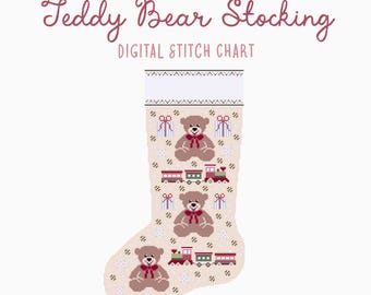 Puede incluir: Un gráfico de puntada digital para un calcetín de oso de peluche. El calcetín beige presenta osos de peluche marrones con lazos rojos, trenes de juguete rojos y verdes y cajas de regalo. El texto "Teddy Bear Stocking" y "Digital Stitch Chart" están en la parte superior.