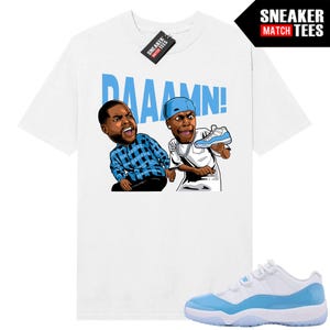 Könnte beinhalten: Weißes T-Shirt mit einer Cartoon-Illustration von zwei Männern und dem Wort "DAAAMN!" in Hellblau. Einer der Männer trägt ein blaues kariertes Hemd, der andere hält einen hellblauen und weißen Turnschuh. Ein passender Turnschuh ist unten abgebildet.