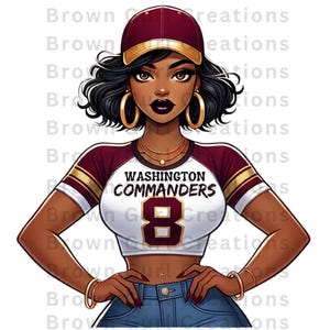 Puede incluir: Una ilustración digital de una mujer con una camiseta de los Washington Commanders en color burdeos y dorado con el número 8 en la parte delantera. Lleva una gorra de béisbol burdeos con visera dorada y pendientes de aro dorados. Tiene el pelo castaño oscuro y los ojos marrones.