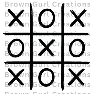 Puede incluir: Un tablero de juego de tres en raya en blanco y negro con las letras X y O. El tablero es una cuadrícula de líneas con las letras X y O colocadas en varias posiciones. El texto "Brown Gurl Creations" está en el fondo.