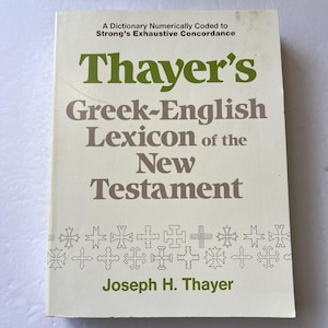 Könnte beinhalten: Das Bild zeigt ein Buch mit dem Titel "Thayer's Greek-English Lexicon of the New Testament". Das Cover ist cremefarben mit Text in Grün und Grau. Der Name des Autors, Joseph H. Thayer, steht unten. Dekorative Kreuzsymbole befinden sich am unteren Rand.