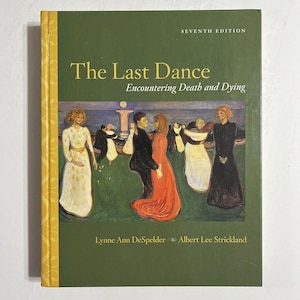 Può includere: Un libro con copertina rigida verde intitolato "The Last Dance: Encountering Death and Dying". La copertina presenta un dipinto di persone che ballano. Il libro è una settima edizione, con gli autori Lynne Ann DeSpelder e Albert Lee Strickland.