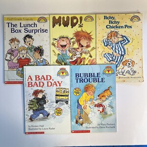 Puede incluir: Una colección de cinco libros infantiles con ilustraciones coloridas. Los títulos incluyen "The Lunch Box Surprise", "Mud!", "Itchy, Itchy Chicken Pox", "A Bad, Bad Day" y "Bubble Trouble". Los libros son de la serie "Hello Reader".