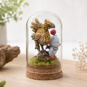 Cadeau fan Final Fantasy – Diorama Chocobo & Moogle sous cloche – figurine geek artisanale –  déco gamer chambre ou bureau