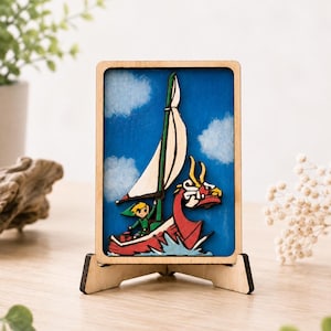 Peut inclure: Œuvre d'art en bois représentant un personnage naviguant sur un bateau rouge avec une figure de proue de dragon. Le bateau navigue sur une eau bleue sous un ciel bleu avec des nuages blancs. L'œuvre est montée sur un support en bois.