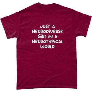 Könnte beinhalten: Burgunderfarbenes T-Shirt mit weißem Text, der "Just a Neurodiverse Girl in a Neurotypical World." lautet.