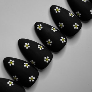 Bloom - Floral Press-On Nail Set - Set of 28-30 Press-On Nails
