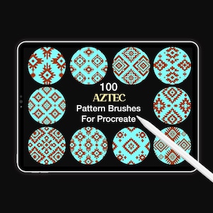 Puede incluir: Una pantalla de tableta digital que muestra 100 Aztec Pattern Brushes For Procreate con diez muestras circulares que presentan patrones geométricos marrones sobre un fondo azul claro. Un lápiz óptico blanco se sitúa en la esquina inferior derecha.