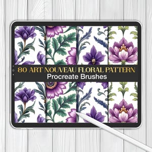 Puede incluir: Una tableta digital que muestra una colección de patrones florales con flores moradas y follaje verde. Un lápiz óptico blanco descansa sobre la pantalla. El texto en la pantalla dice 80 ART NOUVEAU FLORAL PATTERN Procreate Brushes en oro y blanco.