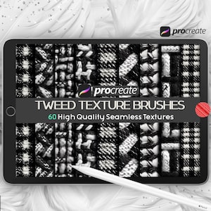 Może przedstawiać: Cyfrowy tablet wyświetla kolekcję czarno-białych pędzli do tekstur tweed. Ekran pokazuje różne bezszwowe wzory, z logo Procreate oraz tekstem "Tweed Texture Brushes" i "60 High Quality Seamless Textures". Biały rysik spoczywa na ekranie.