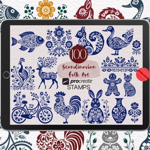 Op de afbeelding: Een digitale kunstcollectie van 100 Scandinavische volkskunststempels voor Procreate. De stempels bevatten gedetailleerde blauw-witte illustraties van dieren, bloemen en decoratieve elementen, weergegeven op een tabletscherm.