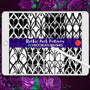 Può includere: Un tablet digitale mostra motivi gotici in bianco e nero. Il testo "Gothic Arch Patterns" e "60 Procreate Brushes" sono visibili. Una penna digitale è sullo schermo. Lo sfondo presenta rose viola.