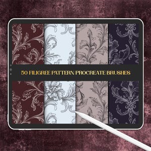 Puede incluir: Una pantalla de tableta digital que muestra 50 Filigree Pattern Procreate Brushes con un lápiz óptico blanco sobre la superficie. La pantalla presenta cuatro paneles verticales con intrincados diseños florales y de volutas en rojo oscuro, azul claro, beige y morado oscuro.